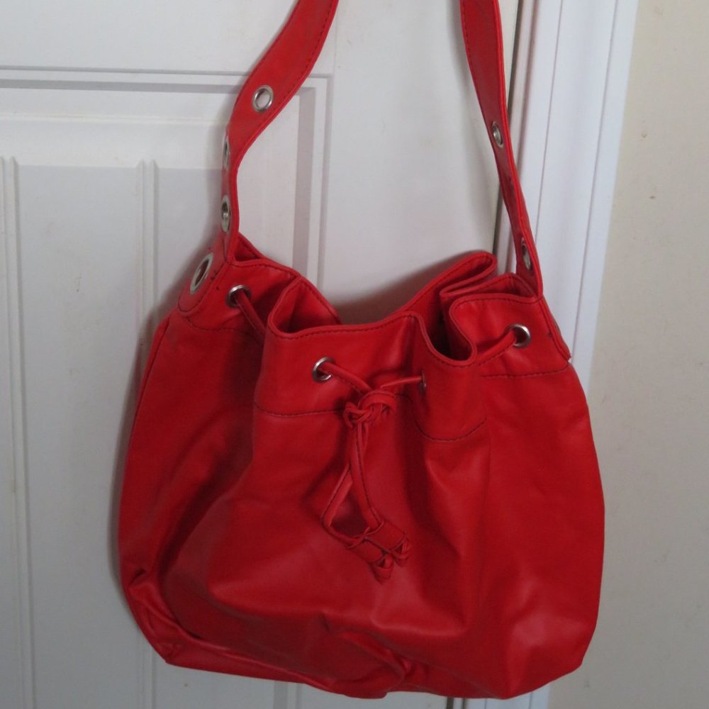 AVON RED Drawstring Hand Shoulder BAG Lined Magnetic Closure (K105)